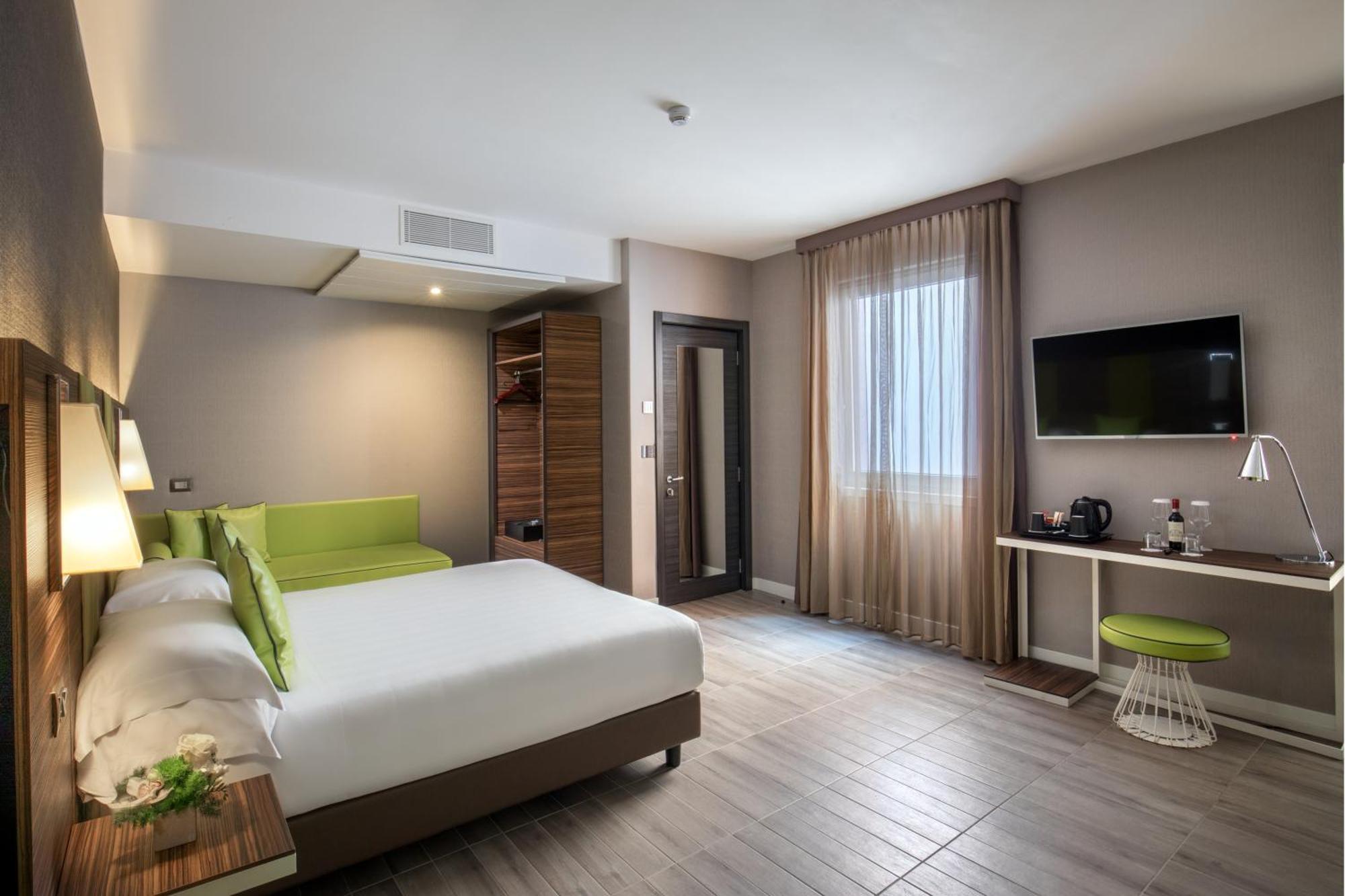 Large Family Room,1566917924:JPEG