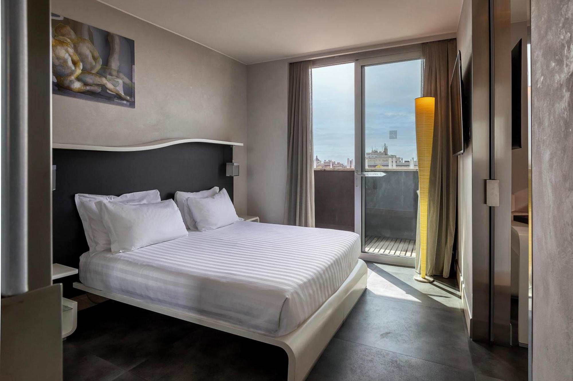 Suite Junior con cama extragrande, terraza y vistas a la ciudad